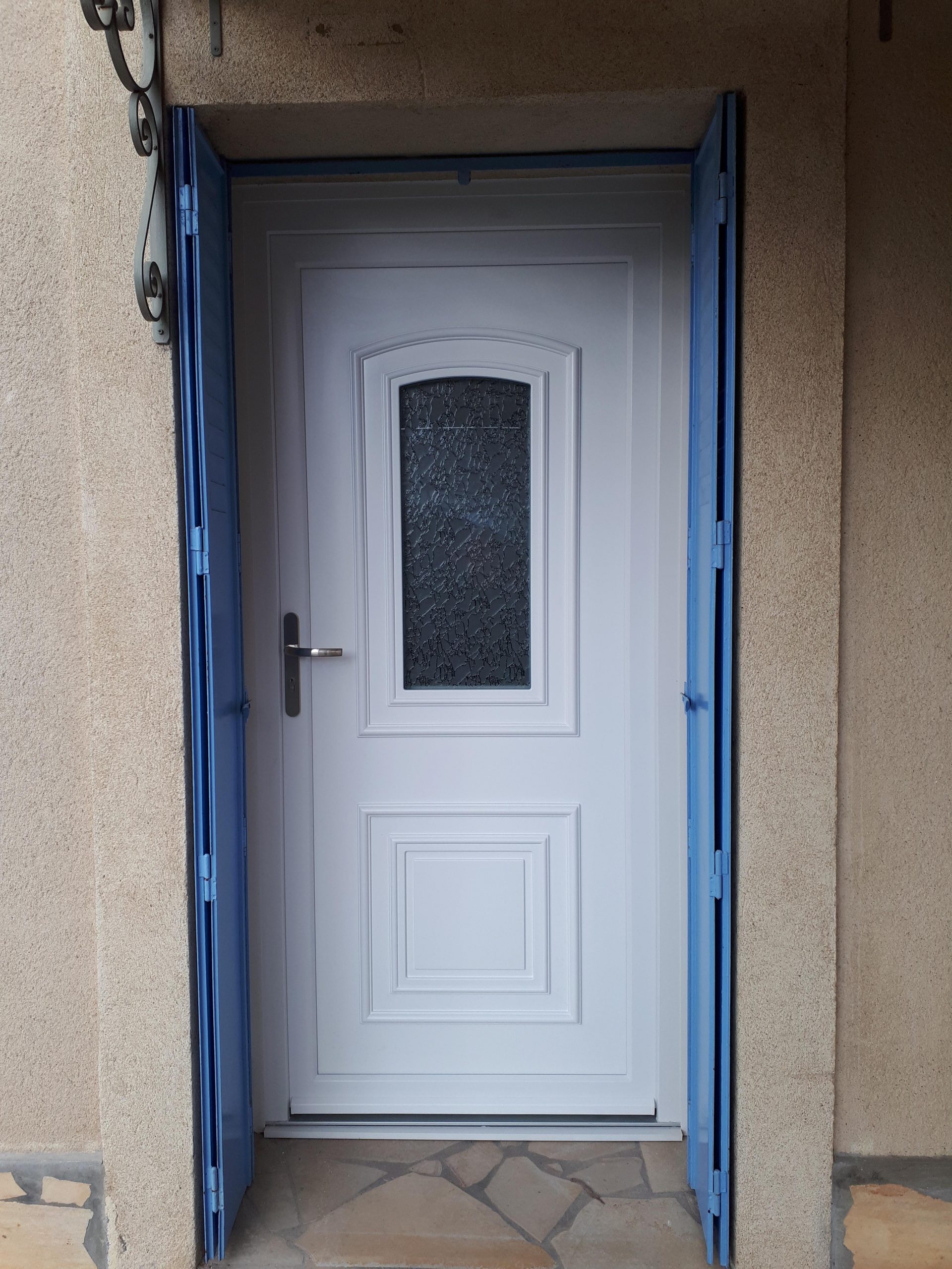 Posez une porte d'entrée en aluminium, et conciliez sécurité, longévité et  esthétique - Véranda Valence et Drôme Ardèche