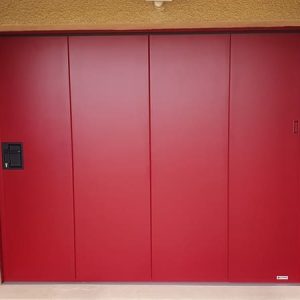 Installation de porte de garage- laterale rouge