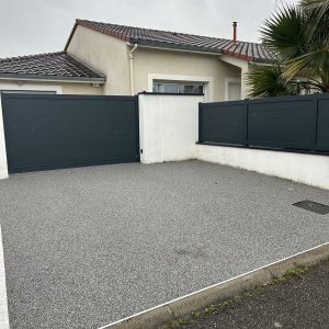 Portail coulissant et clôture coordonnés en PVC anthracite